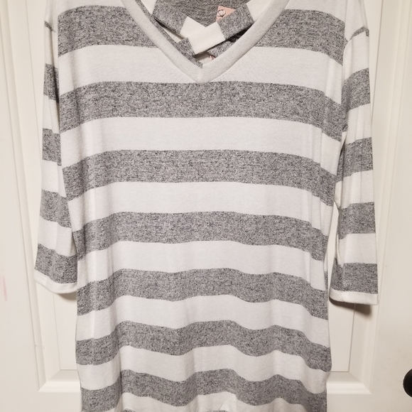 BNWT....Criss Cross Tunic - Picture 2 of 8